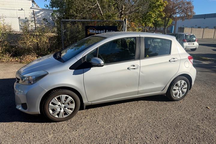 Grøn Toyota Yaris fra 2012