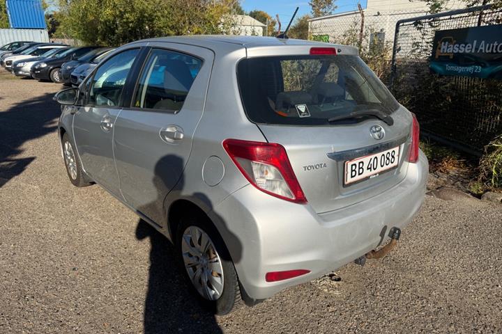 Grøn Toyota Yaris fra 2012