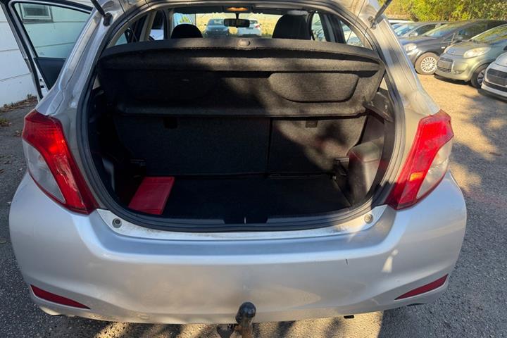 Grøn Toyota Yaris fra 2012