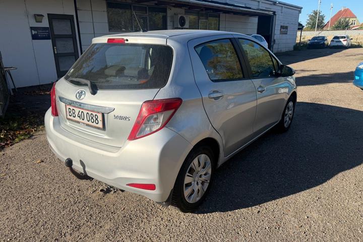 Grøn Toyota Yaris fra 2012