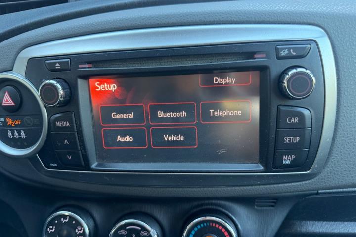Grøn Toyota Yaris fra 2012