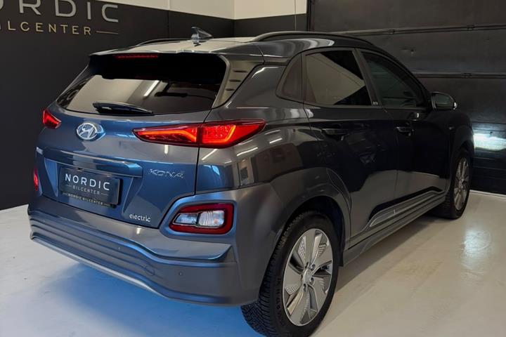 Grå Hyundai Kona fra 2021