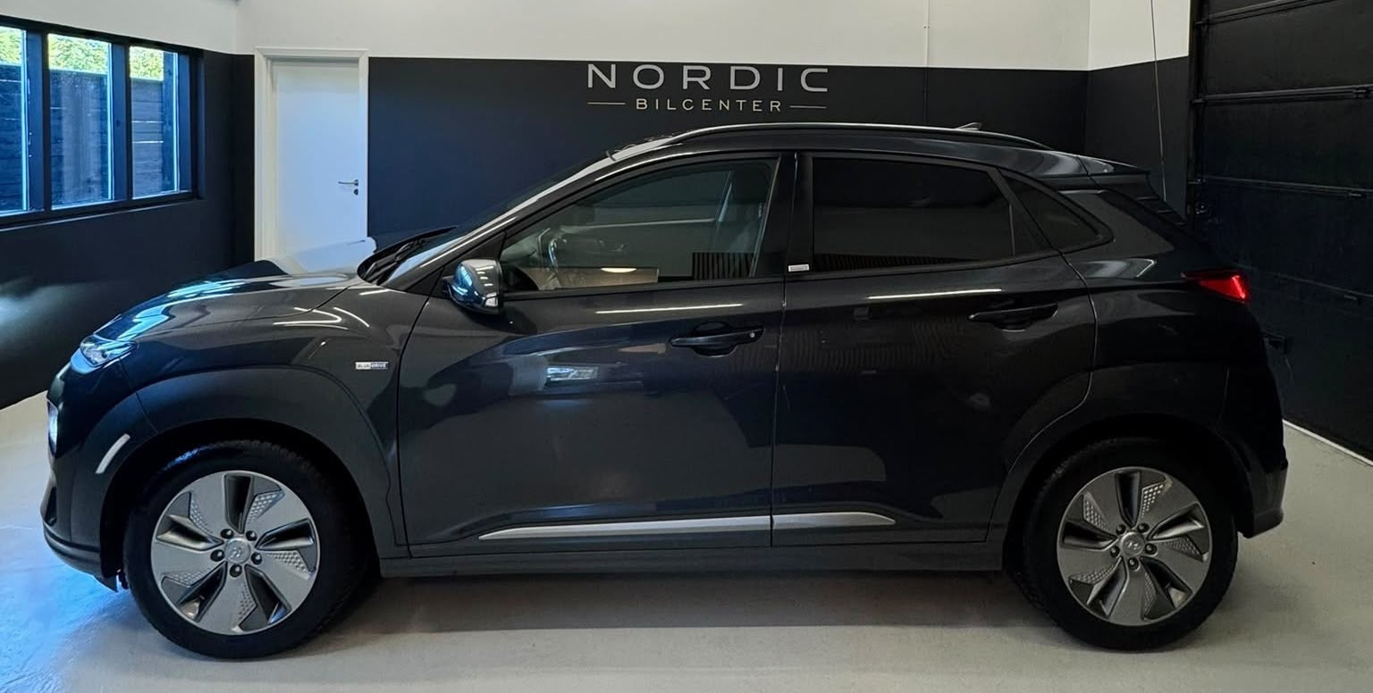 Grå Hyundai Kona fra 2021