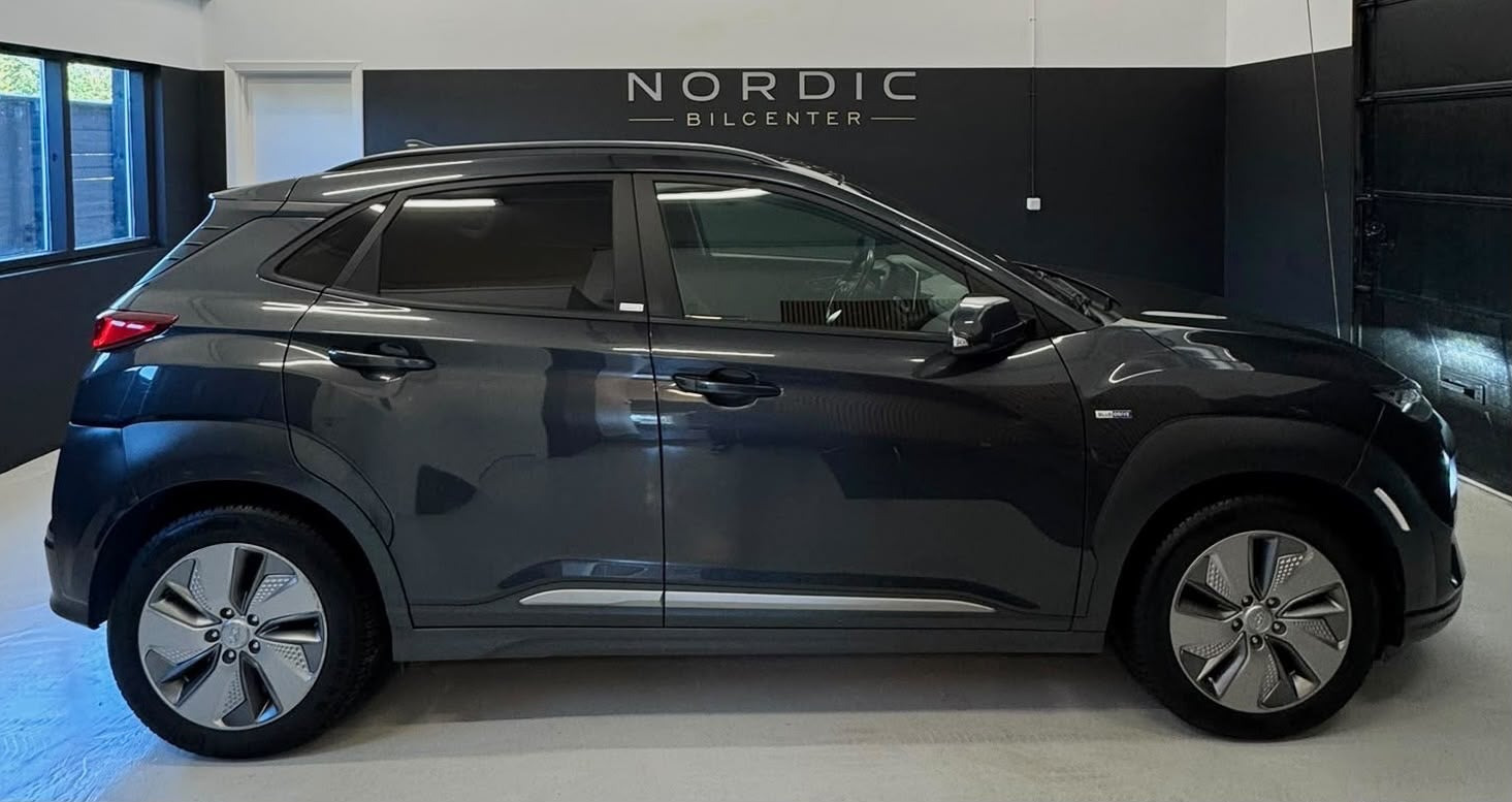 Grå Hyundai Kona fra 2021