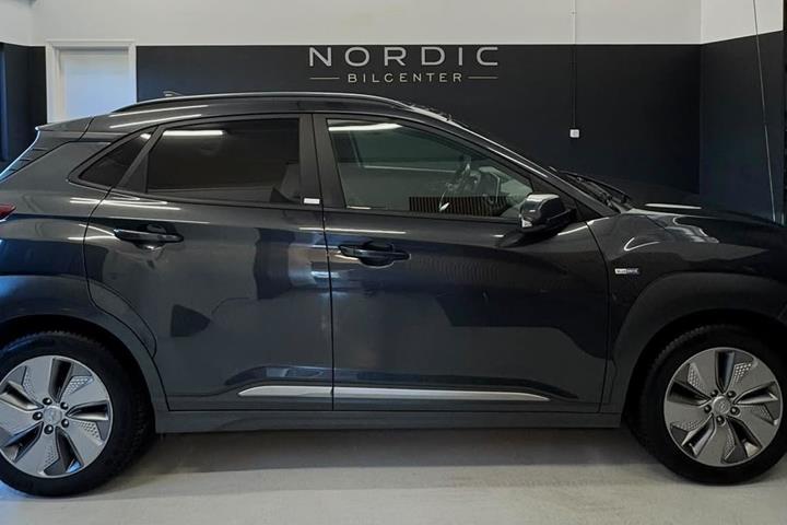 Grå Hyundai Kona fra 2021