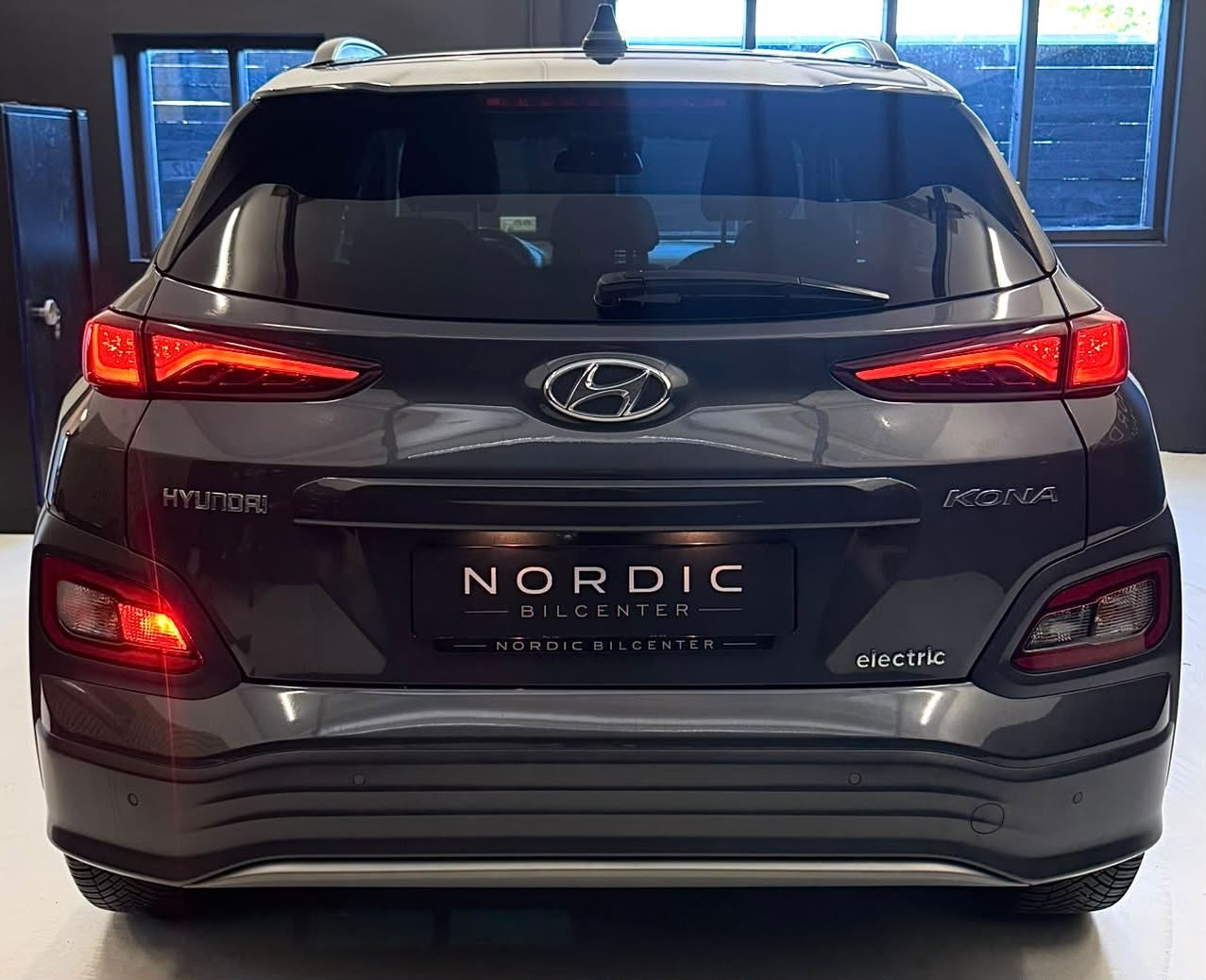 Grå Hyundai Kona fra 2021