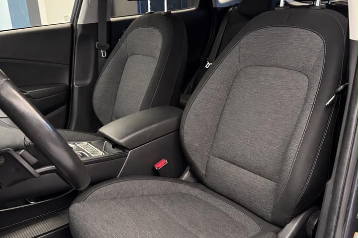 Grå Hyundai Kona fra 2021