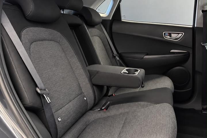 Grå Hyundai Kona fra 2021