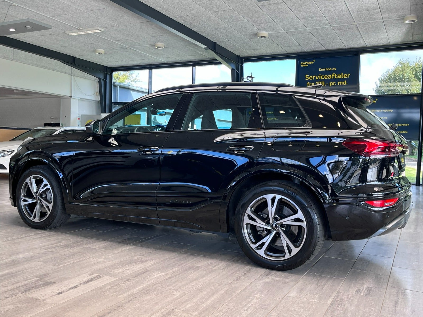Sort Audi Q6 e-tron fra 2025
