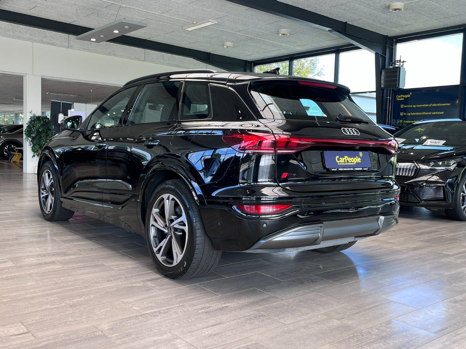 Sort Audi Q6 e-tron fra 2025