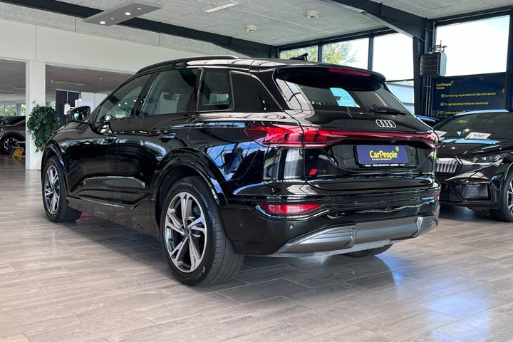 Sort Audi Q6 e-tron fra 2025