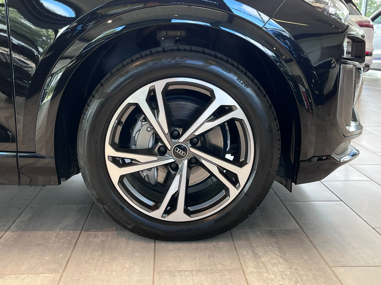 Sort Audi Q6 e-tron fra 2025