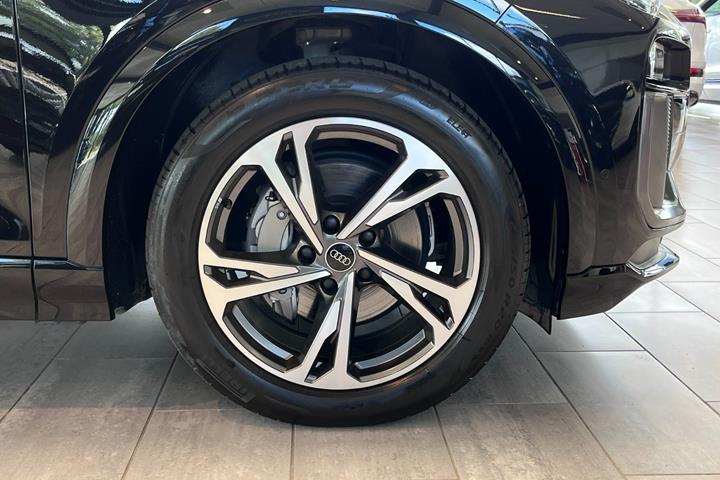 Sort Audi Q6 e-tron fra 2025
