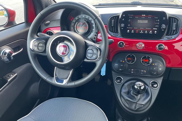 Rød Fiat 500C fra 2020