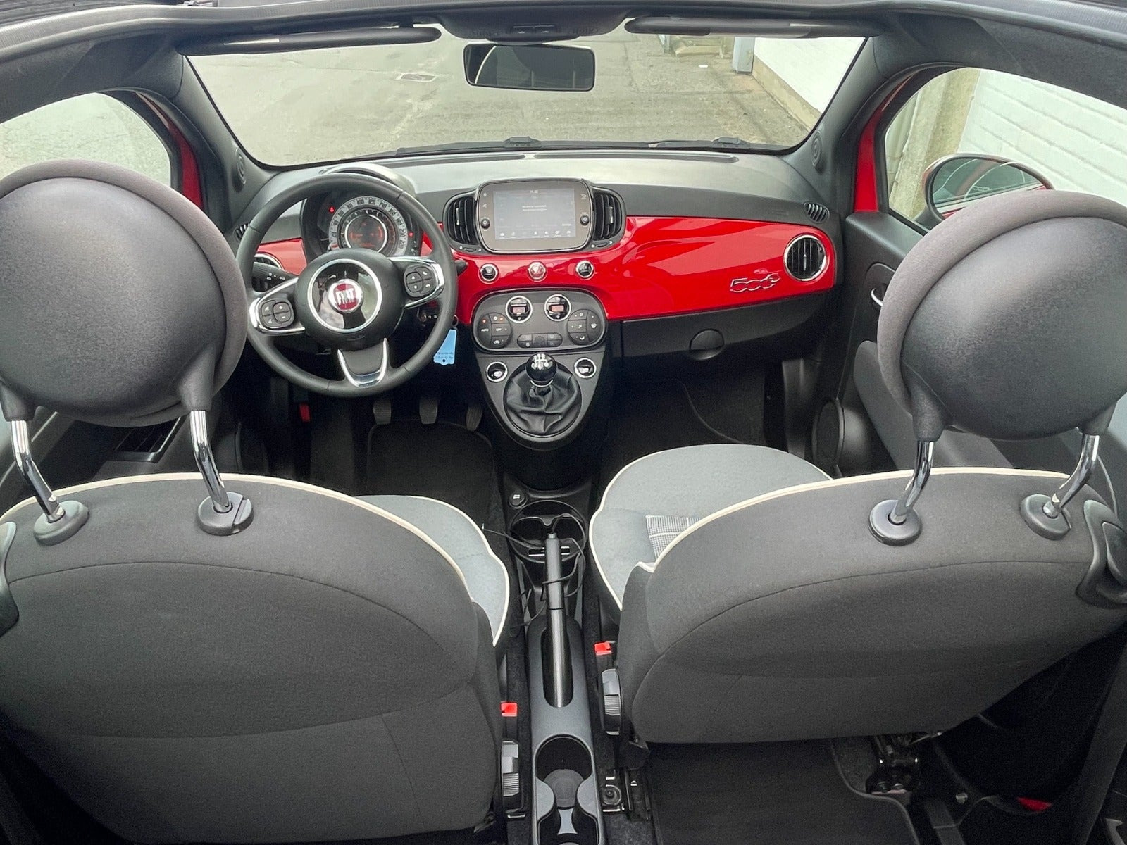 Rød Fiat 500C fra 2020