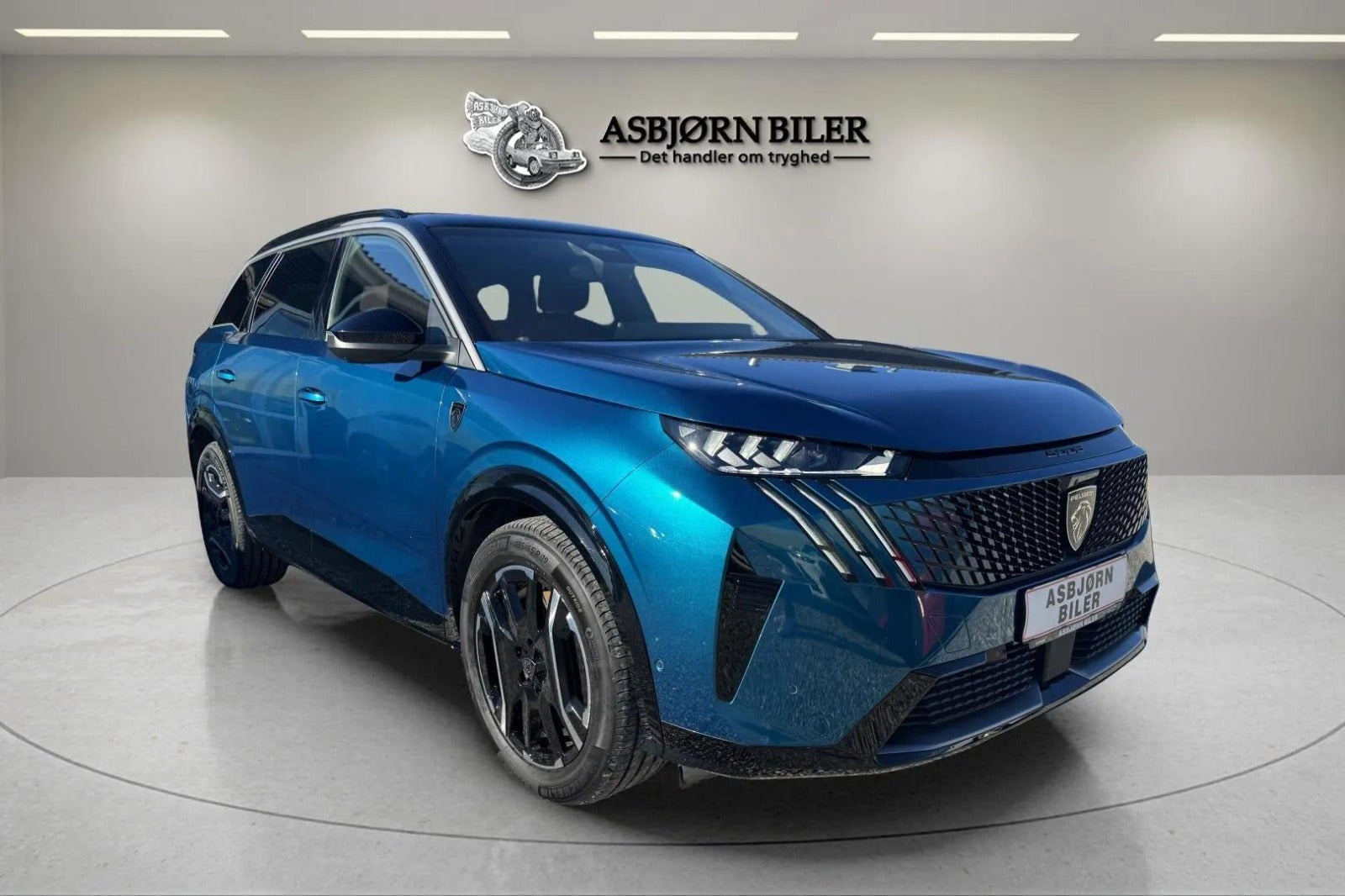 Blå Peugeot e-5008 fra 2025