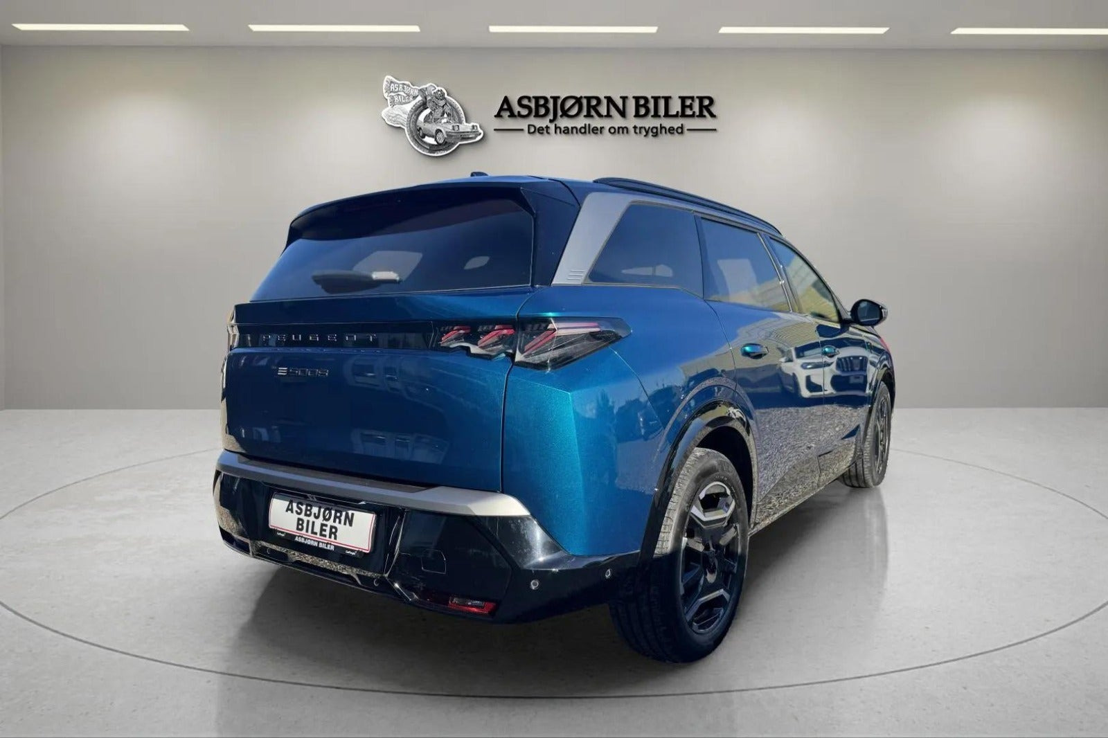Blå Peugeot e-5008 fra 2025