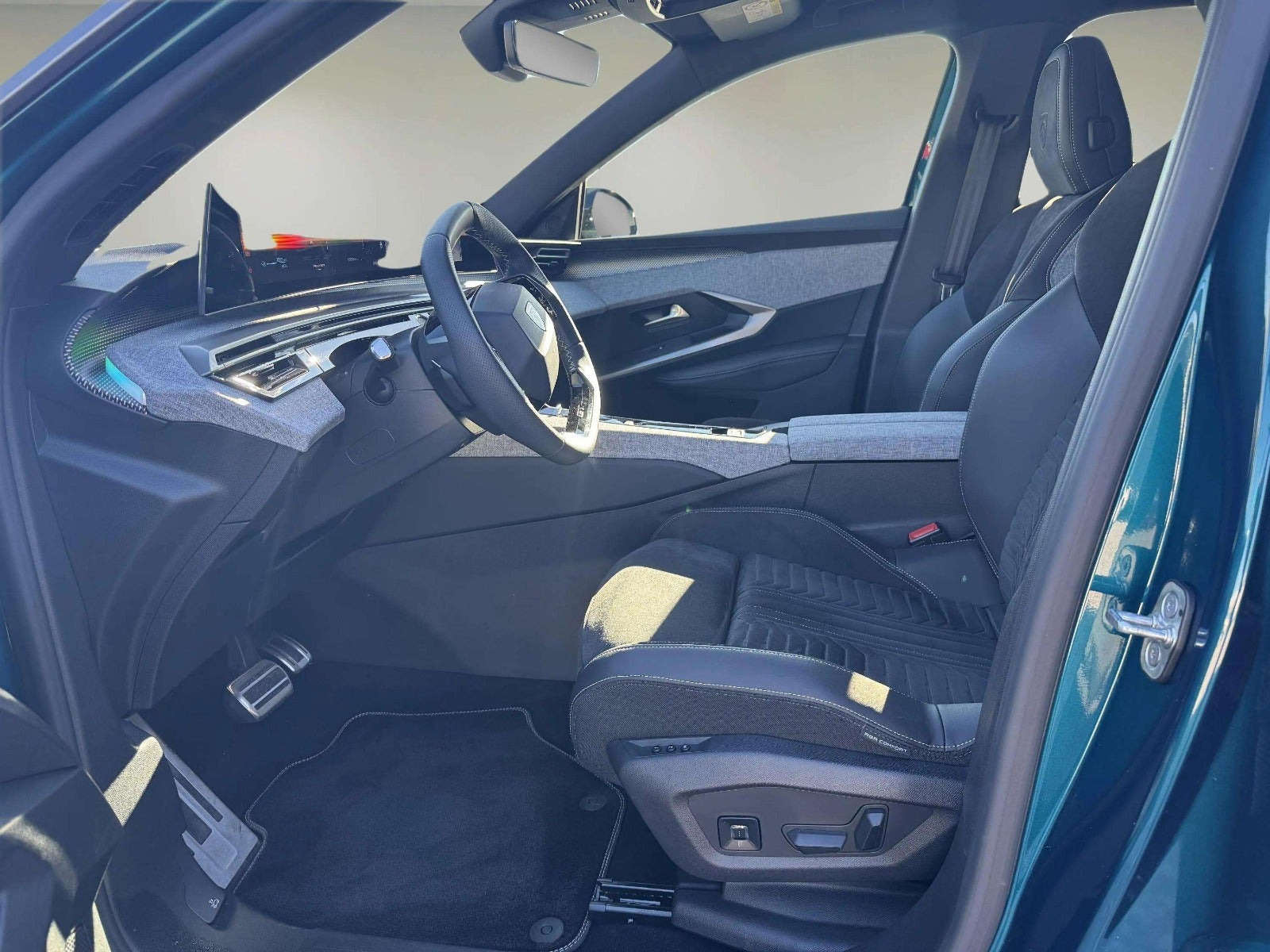 Blå Peugeot e-5008 fra 2025