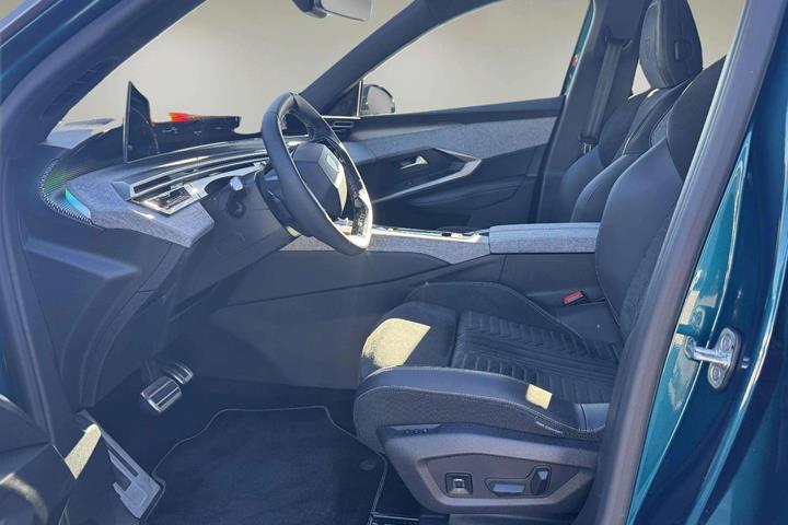 Blå Peugeot e-5008 fra 2025