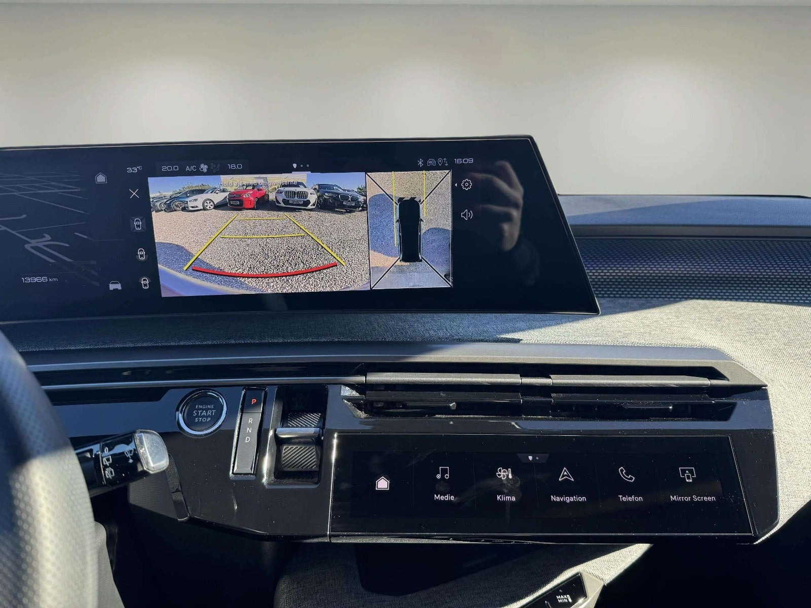 Blå Peugeot e-5008 fra 2025