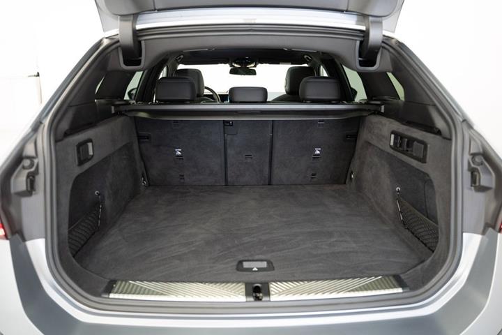 Grå BMW i5 fra 2024