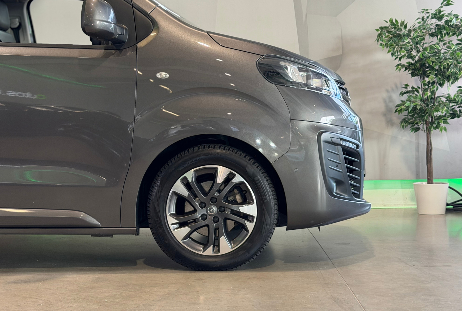 Grå Opel Zafira-e Life fra 2021