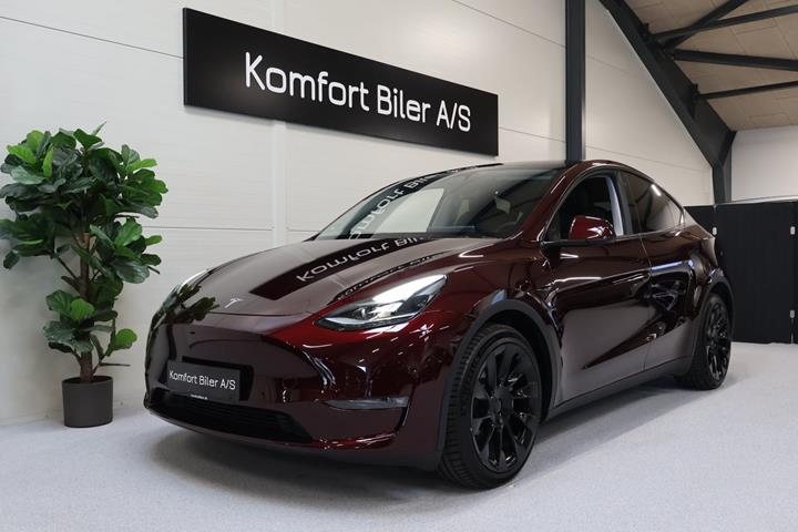 Rød Tesla Model Y fra 2024