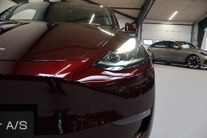 Rød Tesla Model Y fra 2024