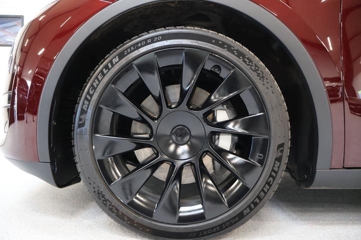 Rød Tesla Model Y fra 2024