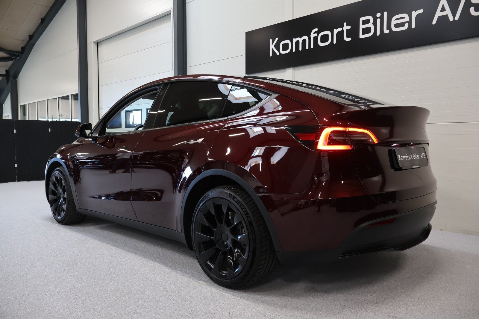 Rød Tesla Model Y fra 2024