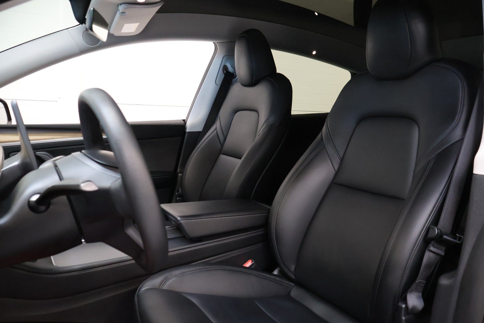 Rød Tesla Model Y fra 2024