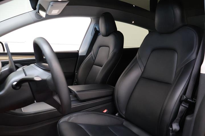 Rød Tesla Model Y fra 2024