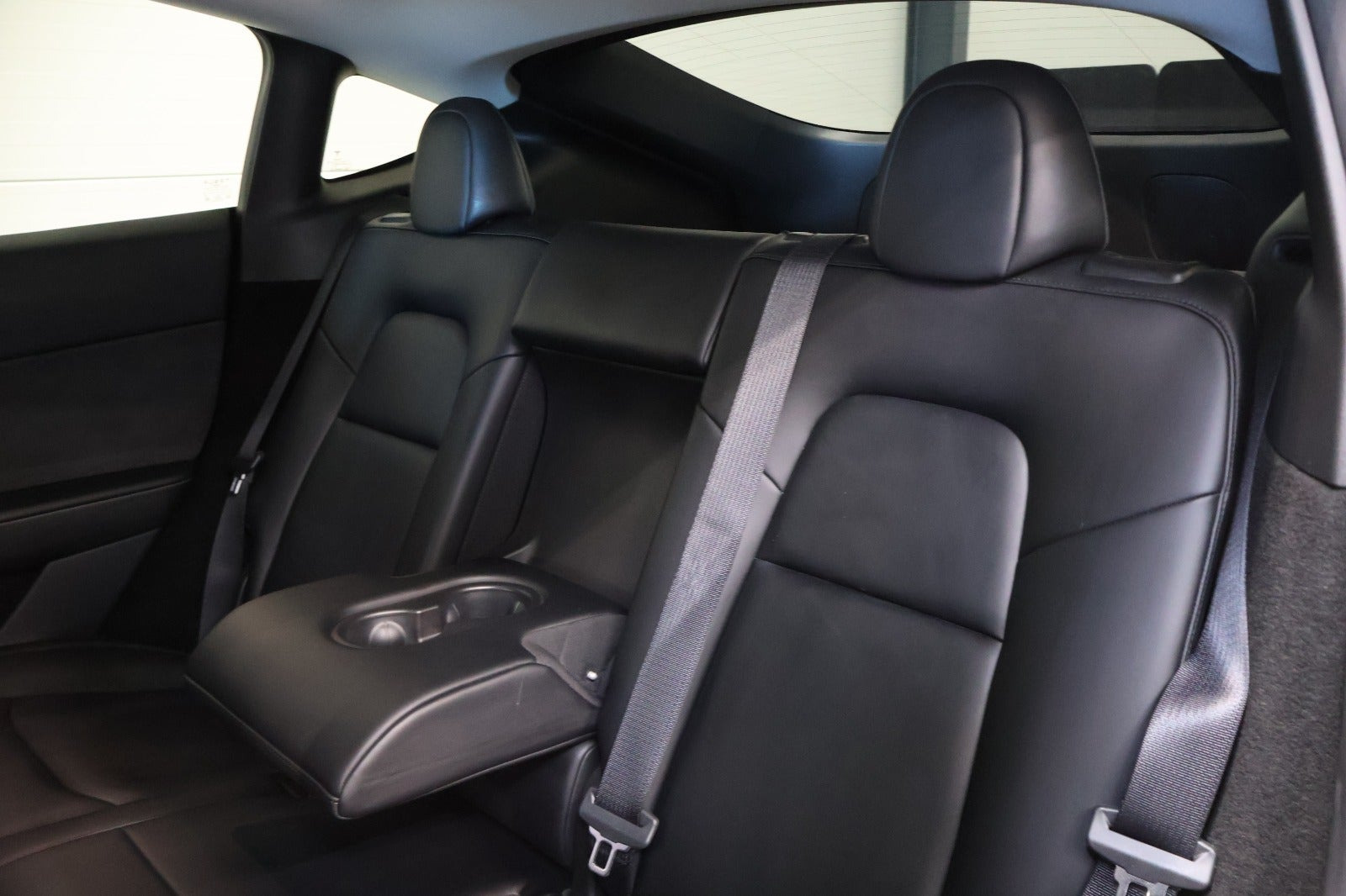 Rød Tesla Model Y fra 2024