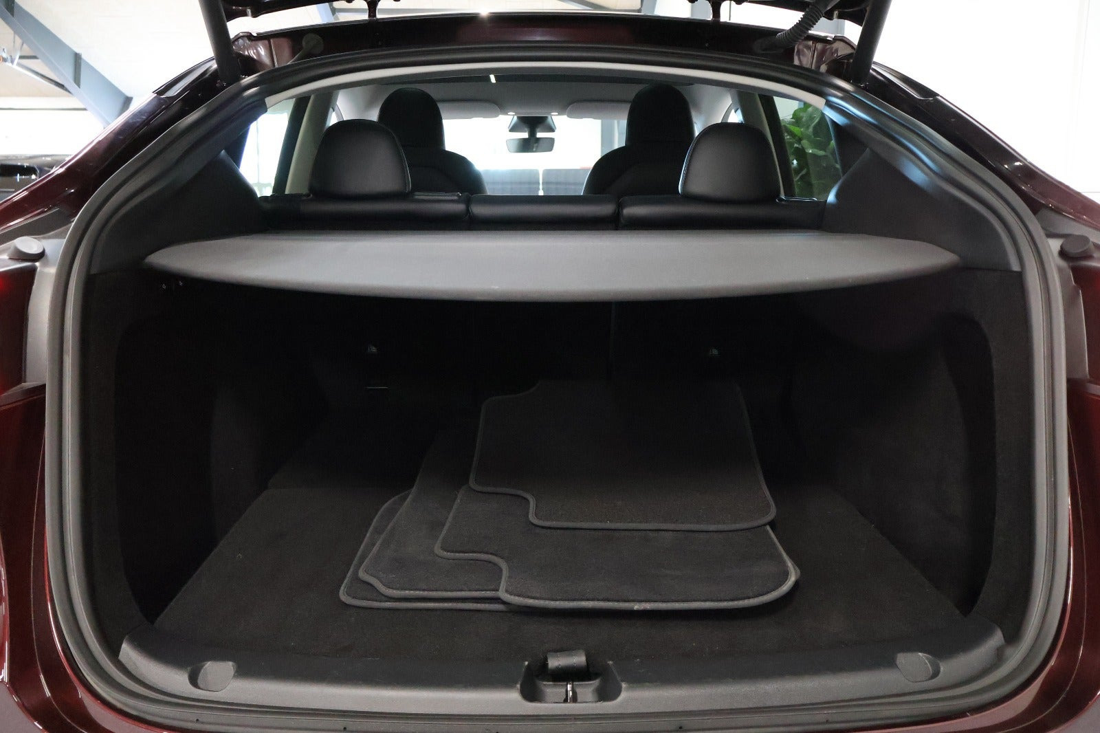 Rød Tesla Model Y fra 2024