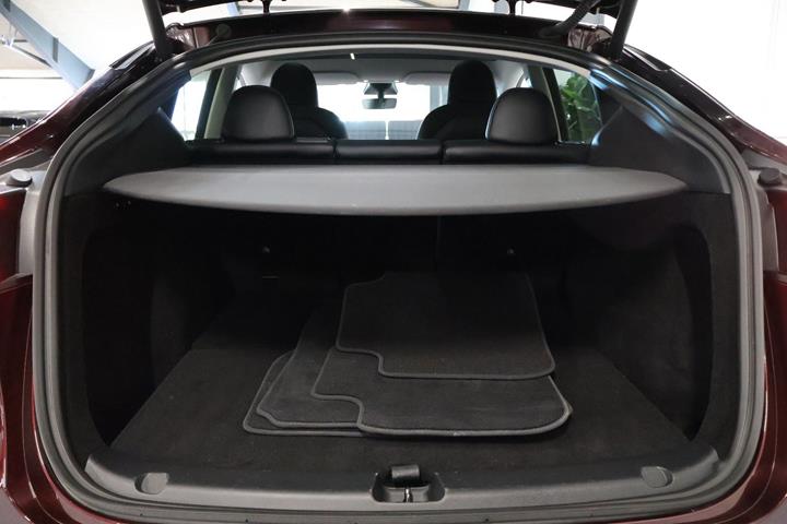 Rød Tesla Model Y fra 2024