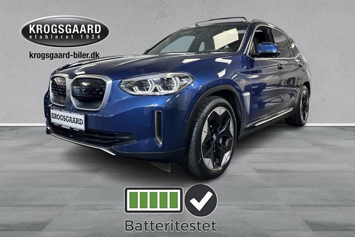 Blå BMW iX3 fra 2021 set udefra