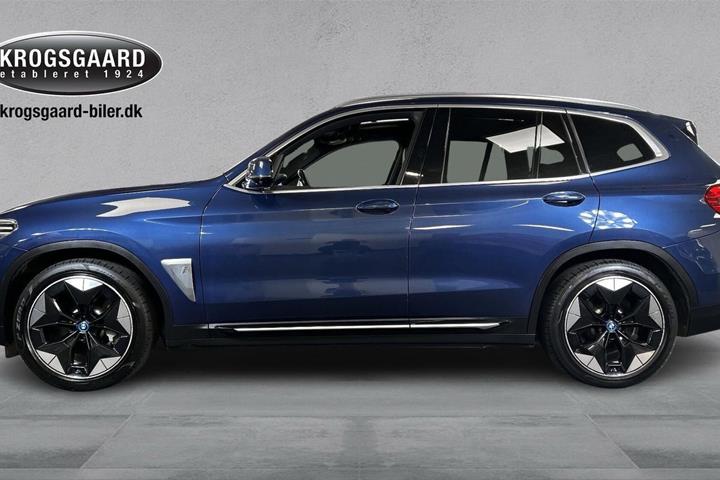 Blå BMW iX3 fra 2021