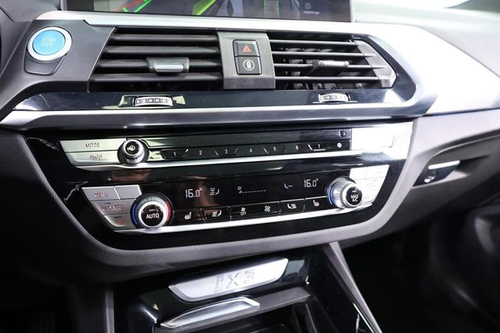 Blå BMW iX3 fra 2021