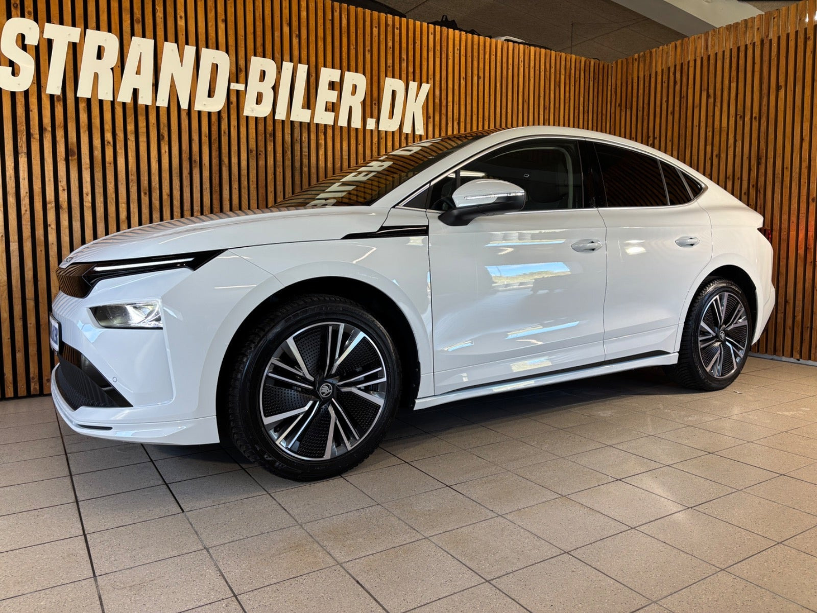 Hvid Skoda Enyaq fra 2025