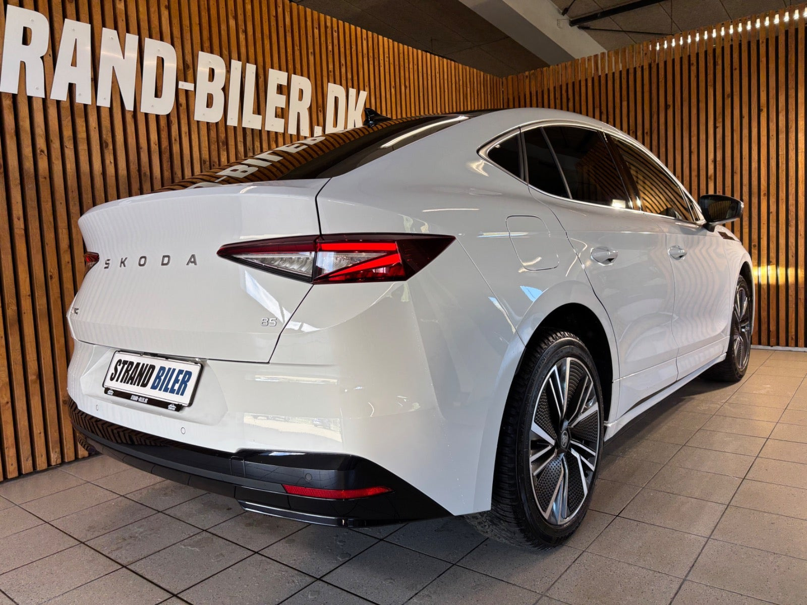 Hvid Skoda Enyaq fra 2025