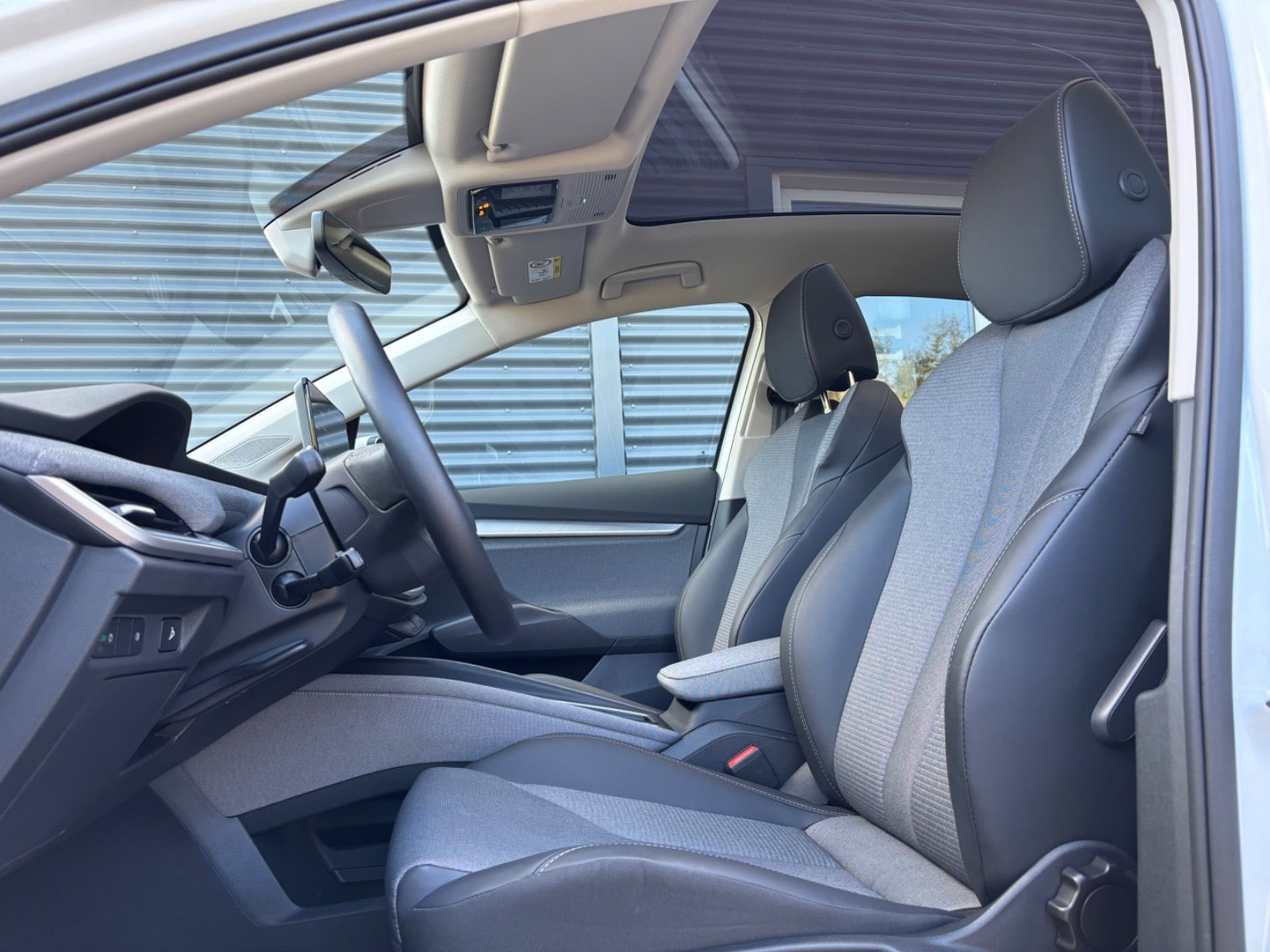 Hvid Skoda Enyaq fra 2025
