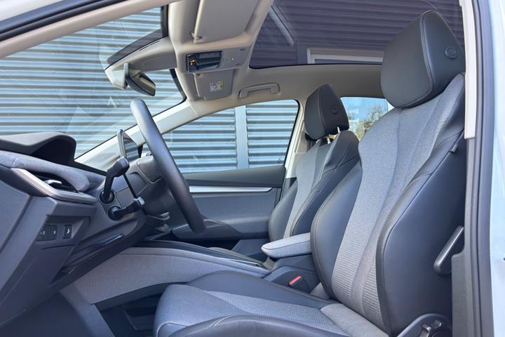 Hvid Skoda Enyaq fra 2025