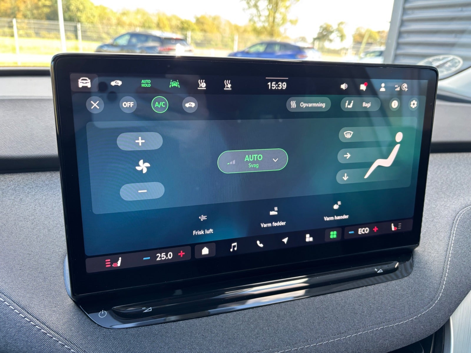 Hvid Skoda Enyaq fra 2025