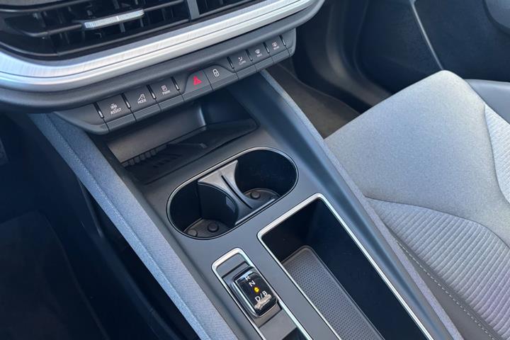 Hvid Skoda Enyaq fra 2025