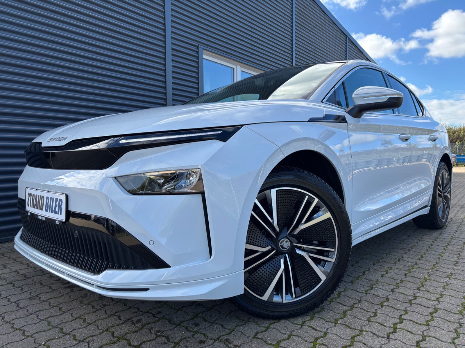 Hvid Skoda Enyaq fra 2025