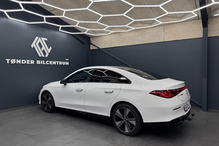 Hvid Mercedes CLA250+ fra 2025