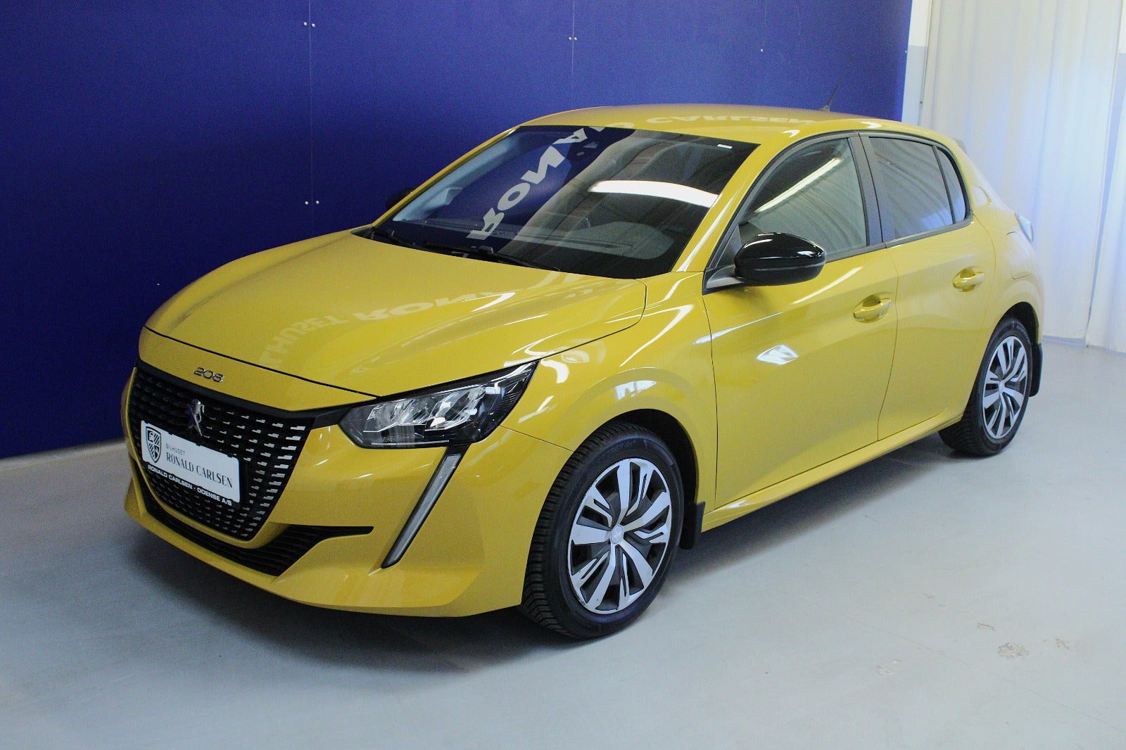 Gul Peugeot 208 fra 2023