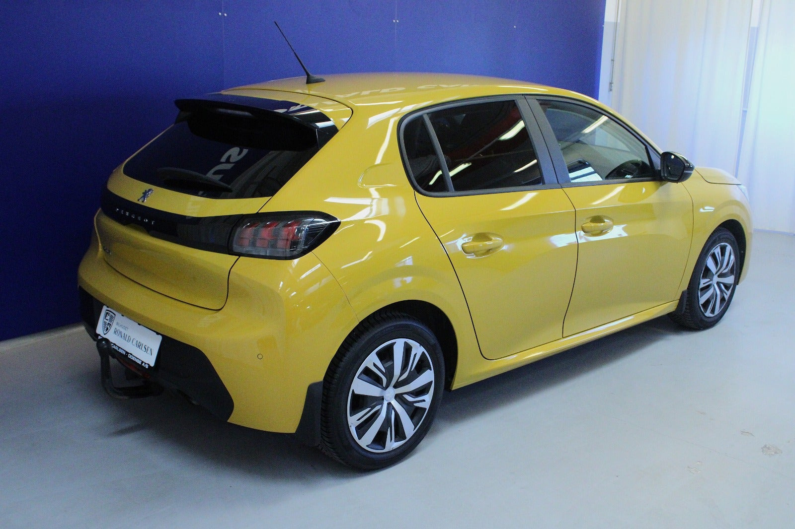 Gul Peugeot 208 fra 2023