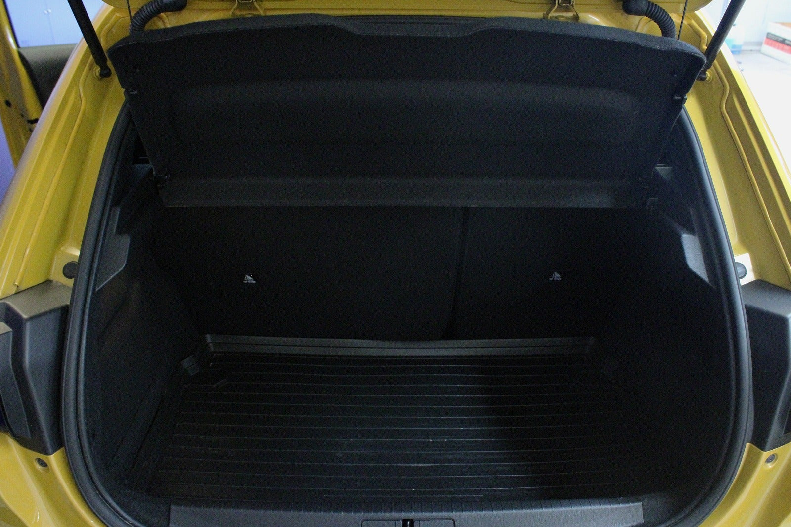 Gul Peugeot 208 fra 2023