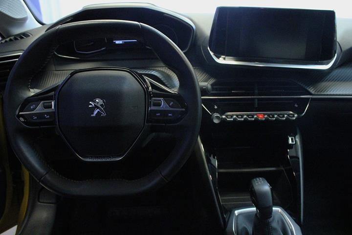Gul Peugeot 208 fra 2023